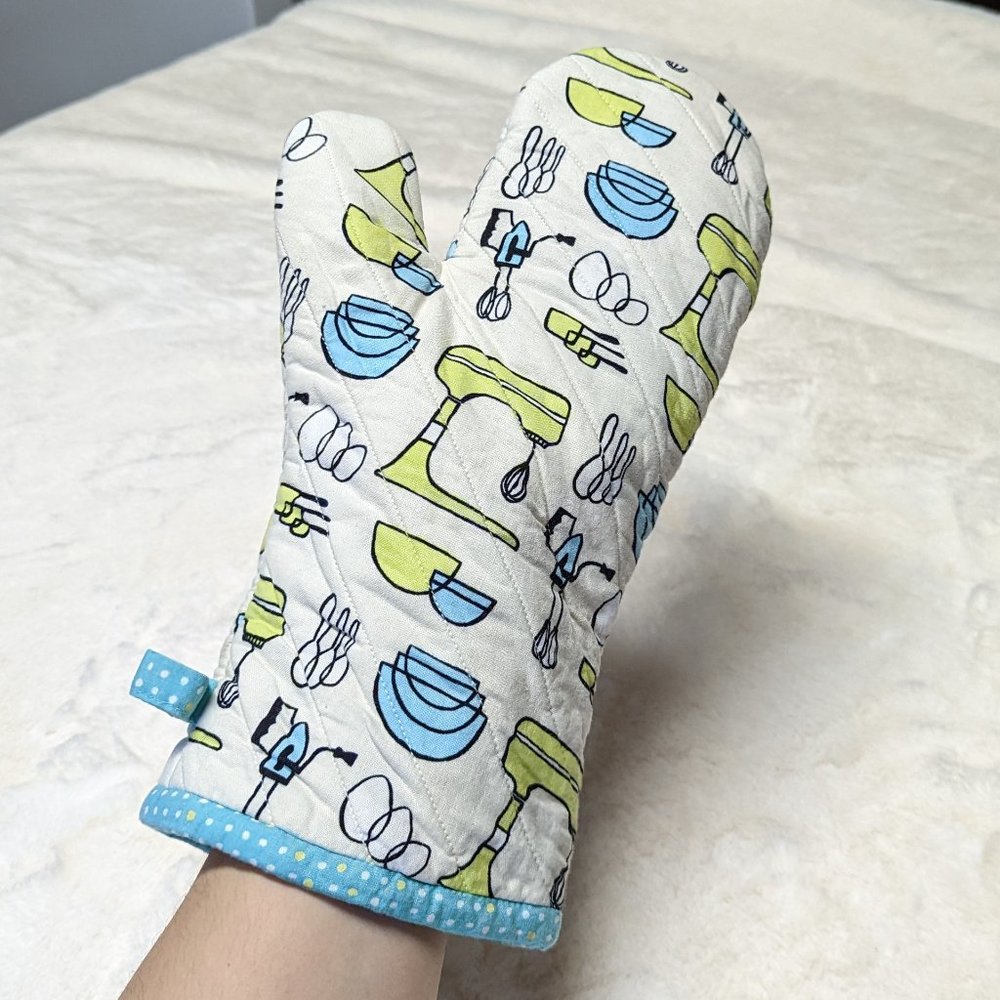NWOT Oven Mitt with Vintage Kitchen Baking Print